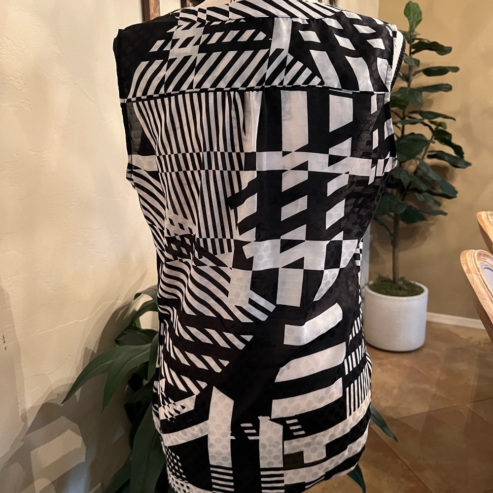 Banana Republic geometric blouse - Picture 2 of 4